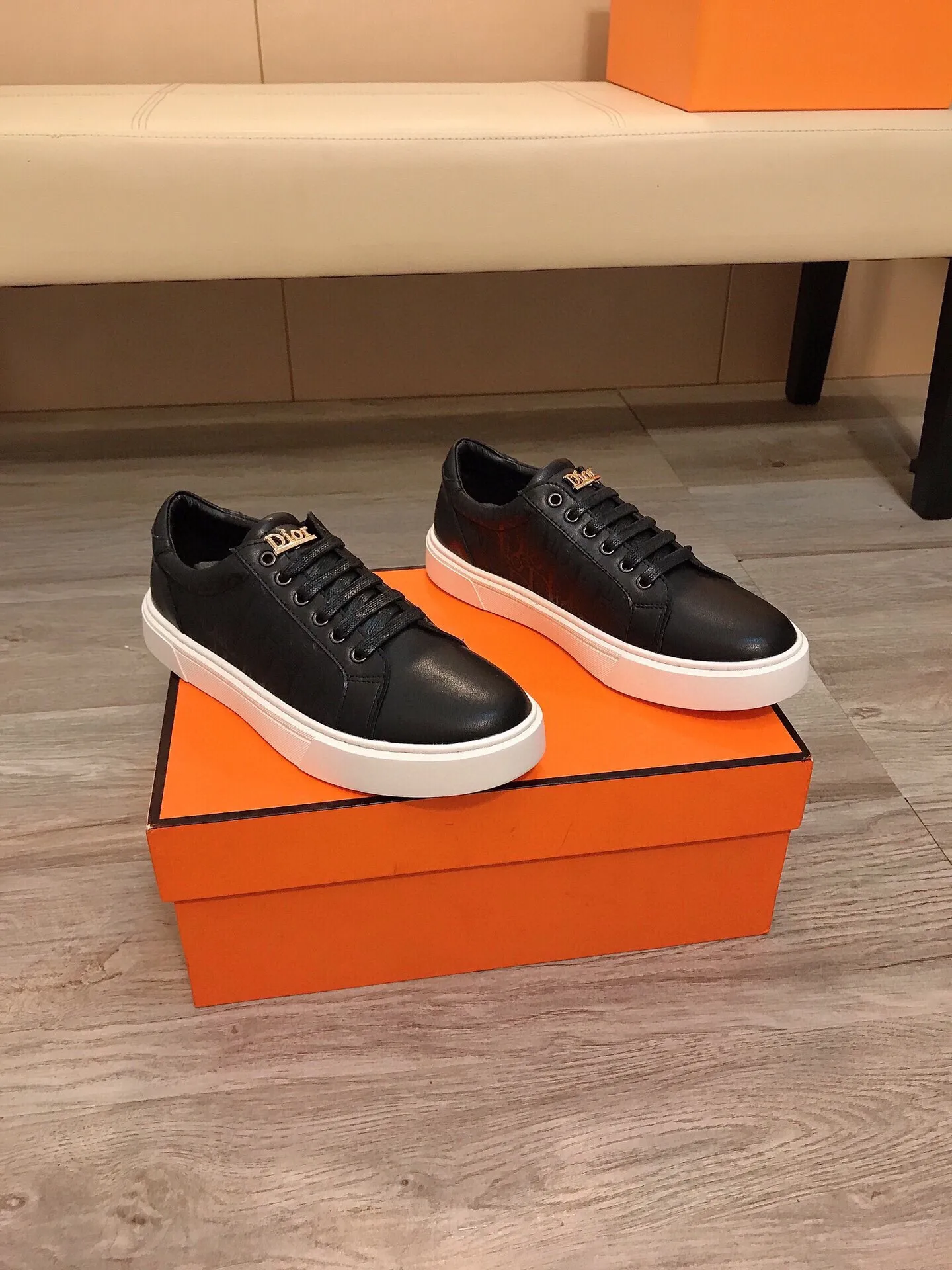 Factory price 360 ​​◾️▫【Dior】Dior's new high-end boutique, men's fashionable casual shoes, quite distinctive. The upper is made of imported soft cowhide + brand-specific embossing, which shows the design style. The genuine leather lining makes the foot feel soft and comfortable. The original wear-resistant special outsole is a must-have item for trendy men! Size: 38-44